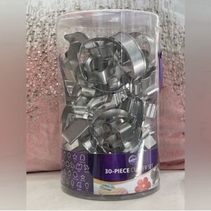 NWT Wilton 30-Piece Cookie Cutter Set Home Baking Tool Handle Container
